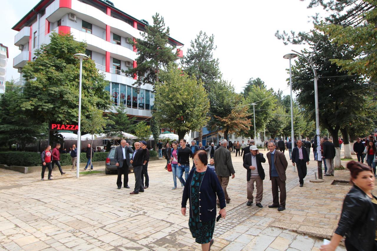 Hotel Piazza Peshkopia Kültér fotó