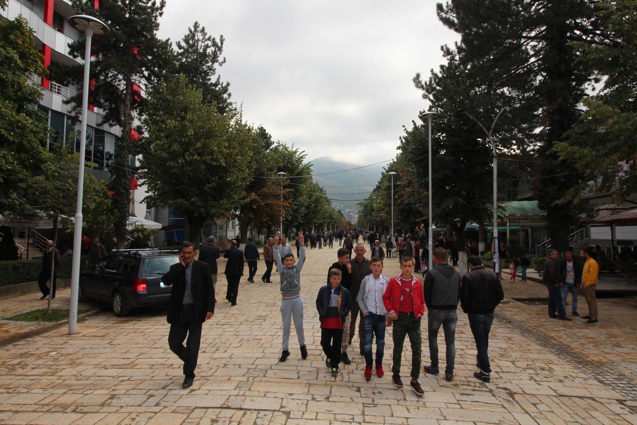 Hotel Piazza Peshkopia Kültér fotó